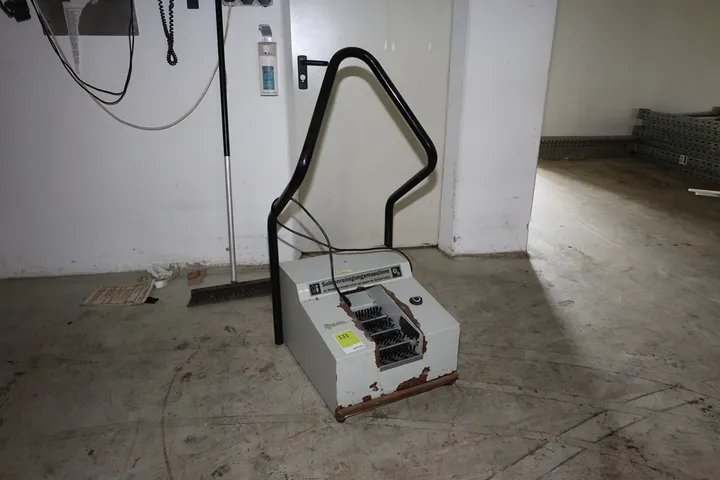 1 x Sohlenreinigungsmaschine